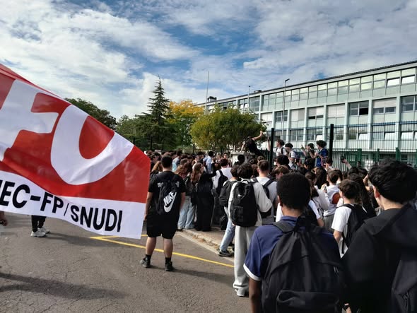 Les lycéens ont raison ! Soutien total à leur mobilisation : rejoignons-les ! Stop à la répression ! Grève le 6 octobre.